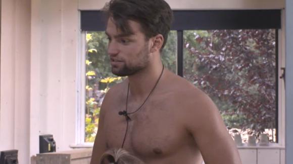 Romy gaat het uitmaken als Cemal een stripact geeft