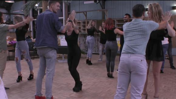 René regelt salsa les voor de groep