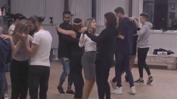 Dansleraar Djeyan heeft leuk nieuws voor de bewoners uit Utopia