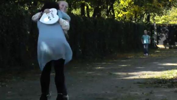 Linda ontvangt voor het eerst haar familie in Utopia