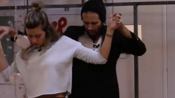 René zegt sorry tegen Demi omdat hij haar een k*t gevoel geeft