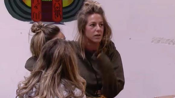 Het gedrag van Johan wordt Billy te veel en ze wordt emotioneel