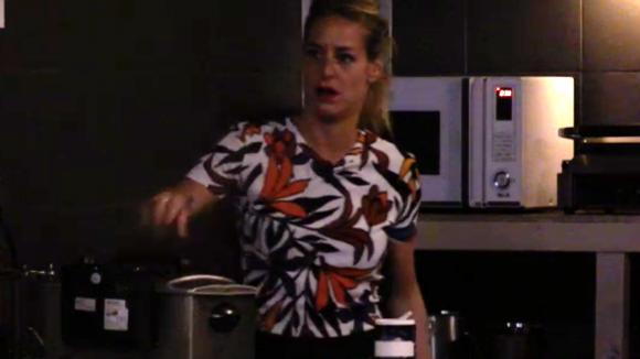 Billy heeft het gevoel dat ze niet meer zichzelf kan zijn in Utopia