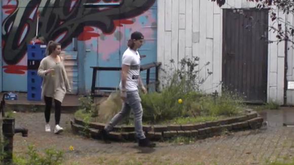 Chipp gaat zijn mede bewoners niet meer in de gaten houden op ongewenst gedrag