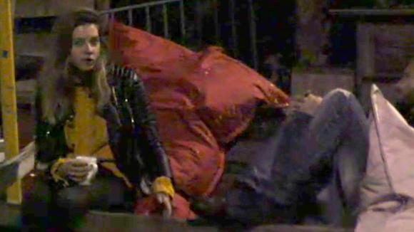 Demi vertelt René dat ze niet meer met hem wil dansen