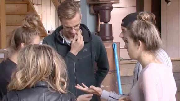 Johan en Chipp stellen een dure prijzenlijst op voor extra diensten tijdens Ladies Night