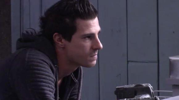 Johan is boos op Beau omdat ze de begroting voor ladies night niet goedkeurt