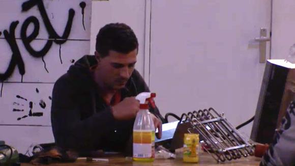 Johan baalt door een kapotte frituurpan