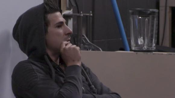 Johan kiest voor Mel, hij vindt Senna een verrader