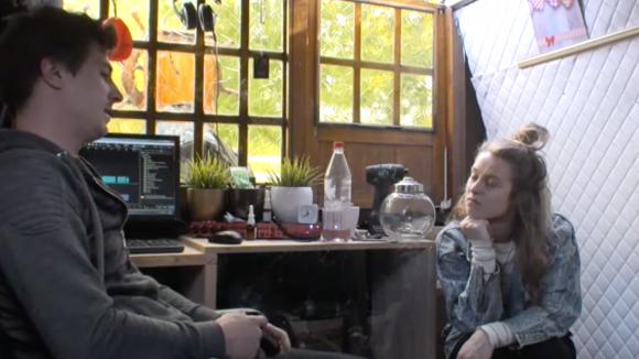 Johan vindt dat José recht heeft op de caravan, ze verdiend veel geld