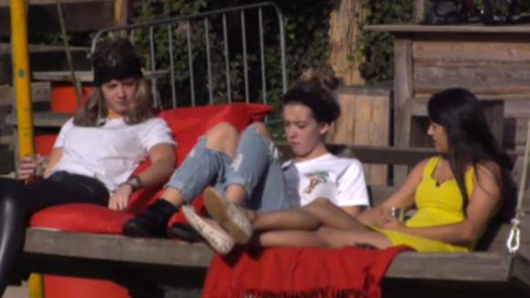 Madilia vindt Johan te simpel om iets mee te beginnen