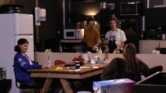 Romy, Demi en Fay gaan Chipp extreem goed in de gaten houden