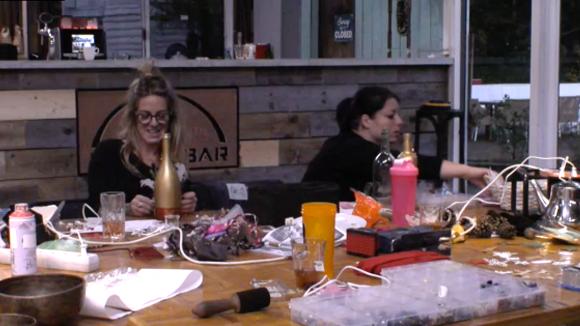 Billy en Linda praten over Johan omdat hij altijd alles verziekt