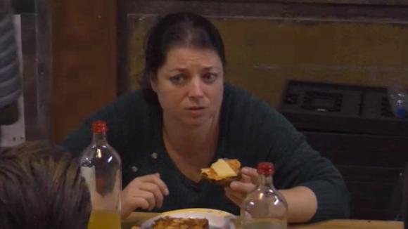 Linda treft maatregelen om voedsel van gasten veilig te stellen