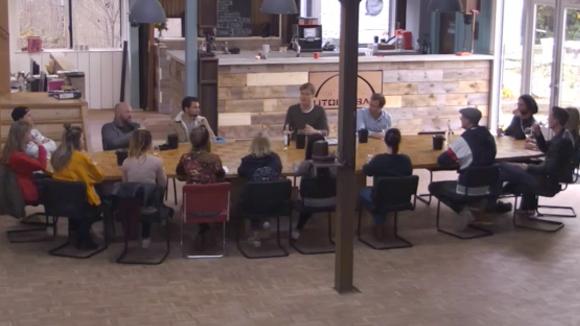 De groep is bijeen gekomen voor een wijnproeverij