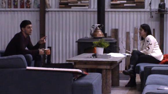 Mehmet en Madilia bespreken wie er mogelijk genomineerd wordt