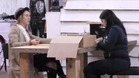 Romy en Linda hebben weinig begrip voor het gedrag van sommige mede bewoners