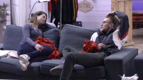 Senna vraagt Beau wat ze wil gaan doen op haar tweede date met Johan