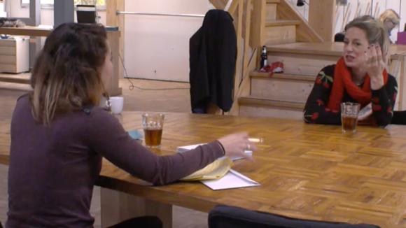 Billy legt Beau uit dat Romy zich gekrenkt voelt door Chipp