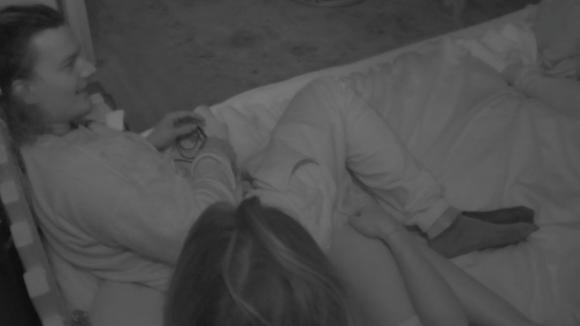 Chipp, Fay en Demi bespreken de naderende stemronde