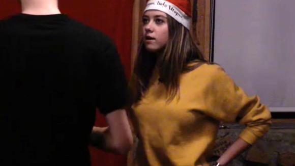 Demi maakt zich zorgen om Senna nadat ze samen de nacht hebben doorgebracht