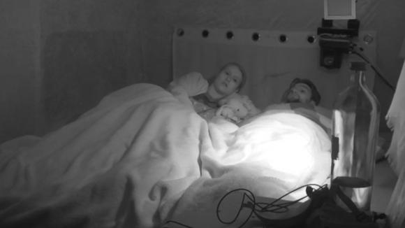 Romy beland met Cemal in discussie als ze hoort dat hij op haar vrienden wil stemmen