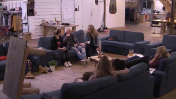 Johan heeft besloten niet meer met Billy te praten omdat zij hem vals beschuldigd