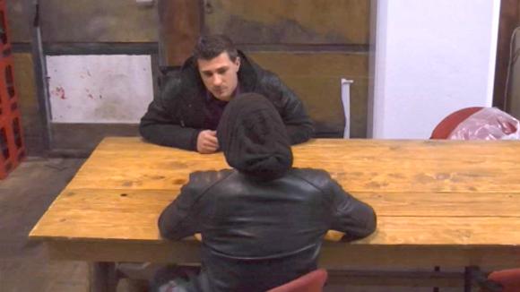 Johan doet verslag nadat hij de vrouwen heeft afgeluisterd