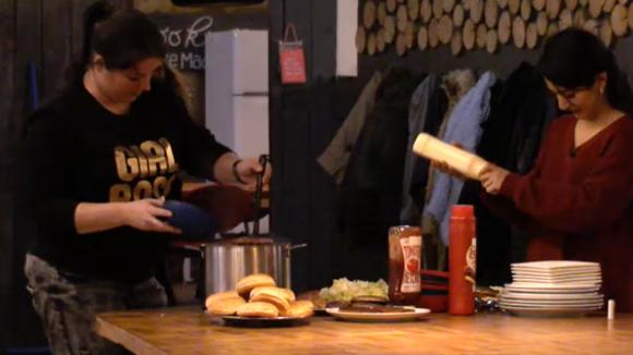 Madilia en Linda irriteren zich aan het kinderachtige gedrag van een aantal mannen