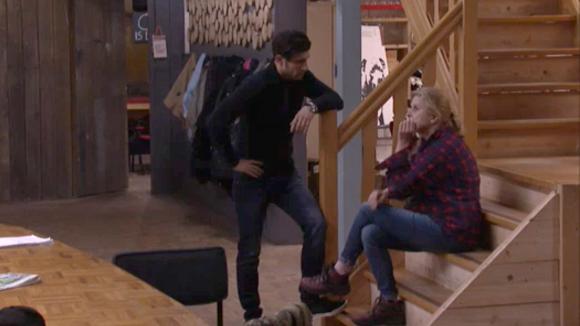 Mehmet geeft José het advies zich niet zo af te zonderen