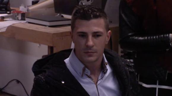 Mehmet wil niet werken tijdens het evenement van Johan