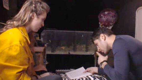 Romy schrijft met behulp van Mehmet een brief aan de vader van Cemal