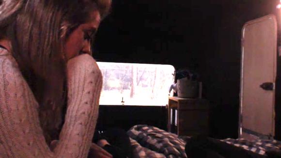 Romy in tranen omdat de gezelligheid in Utopia ver te zoeken is