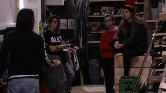 Romy voelt zich rot dat Chipp haar niet in zijn groep wilt en gaat het gesprek aan