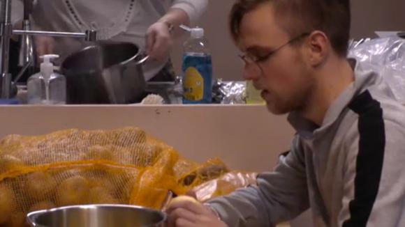 Senna en Billy hebben onenigheid over de begroting van de kerstmarkt