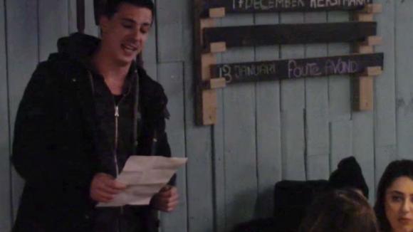 Johan draagt een serenade voor aan Beau