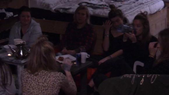 De vrouwelijke bewoners uit Utopia hielden een gezellig theekransje op de vide