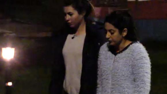 Beau en Madilia bespreken wat ze tijdens de stemronde gaat doen