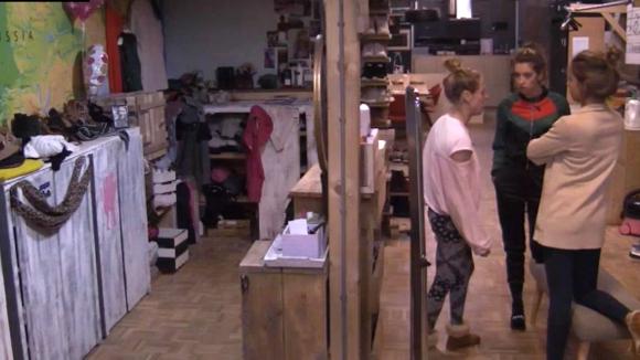 Johan bevind zich volgens Billy, Demi en Fay in een zwakke positie