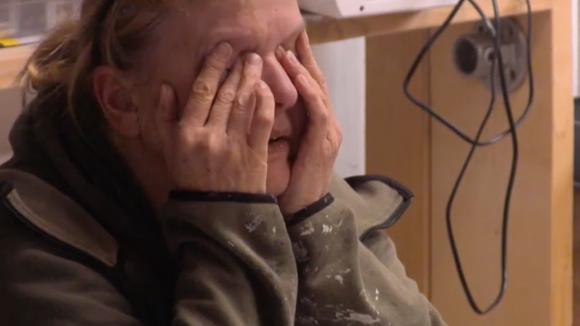 José is in tranen door slecht slapen en een zere rug