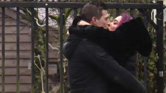 Johan ontvangt zijn moeder en vrienden in Utopia