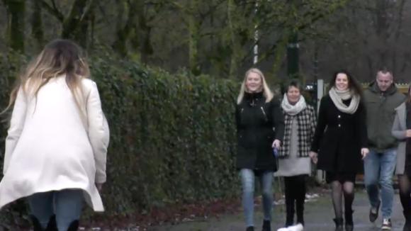 Beau ontvangt haar familie in Utopia