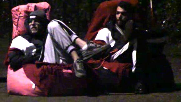 Senna en Cemal ketenen zich voor 24 uur vast aan de poort