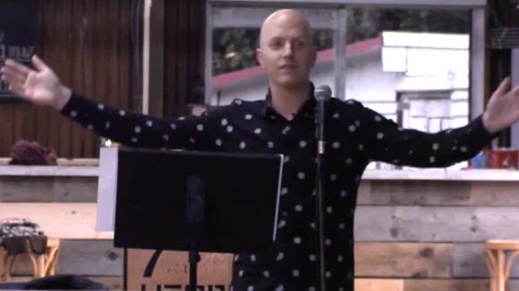 Een aantal DJ’s van radio 10 komen op bezoek om het Utopia lied te zingen