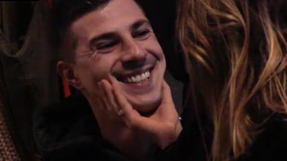 Johan verklapt aan Beau dat ze samen naar de kerstparade gaan