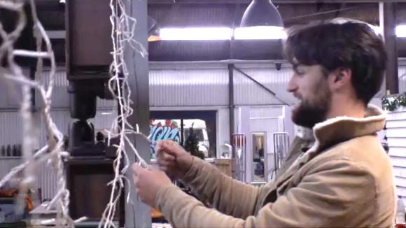 De bewoners maken de loods klaar voor kerst