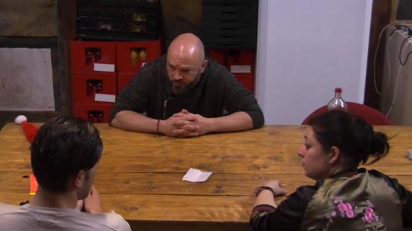 Linda en Mehmet confronteren Baldr dat hij toestemming heeft gegeven om een groot bedrag uit te geven