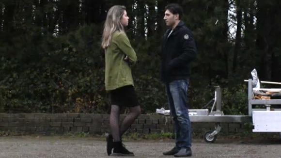 Demi spreekt Mehmet aan op zijn gedrag