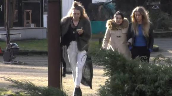 Romy, Madilia en Billy speculeren over het einde van Utopia