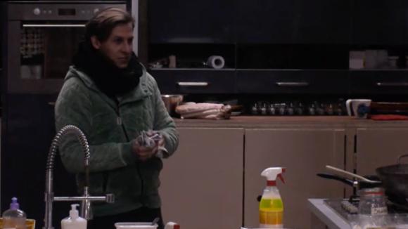 Bas krijgt veel aandacht nu bekend is dat hij iemand weg moet sturen